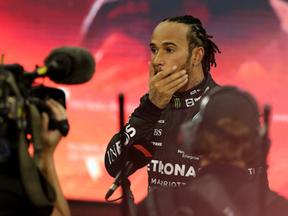 Hamilton com semblante preocupado após corrida na Fórmula 1