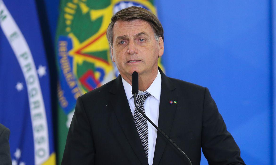 Bolsonaro assina indulto de Natal e dá perdão da pena a policiais e  militares - PontoPoder - Diário do Nordeste