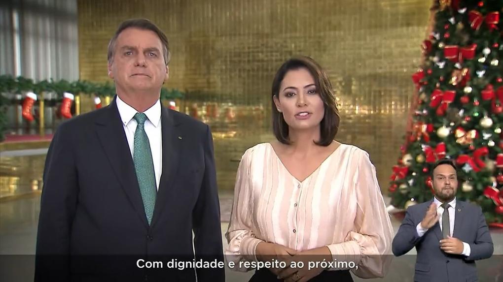 Bolsonaro ao lado da primeira-dama durante o pronunciamento