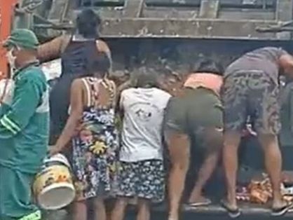 Cena de pessoas revirando caminhão de lixo em busca de comida, em Fortaleza, viralizou em 2021