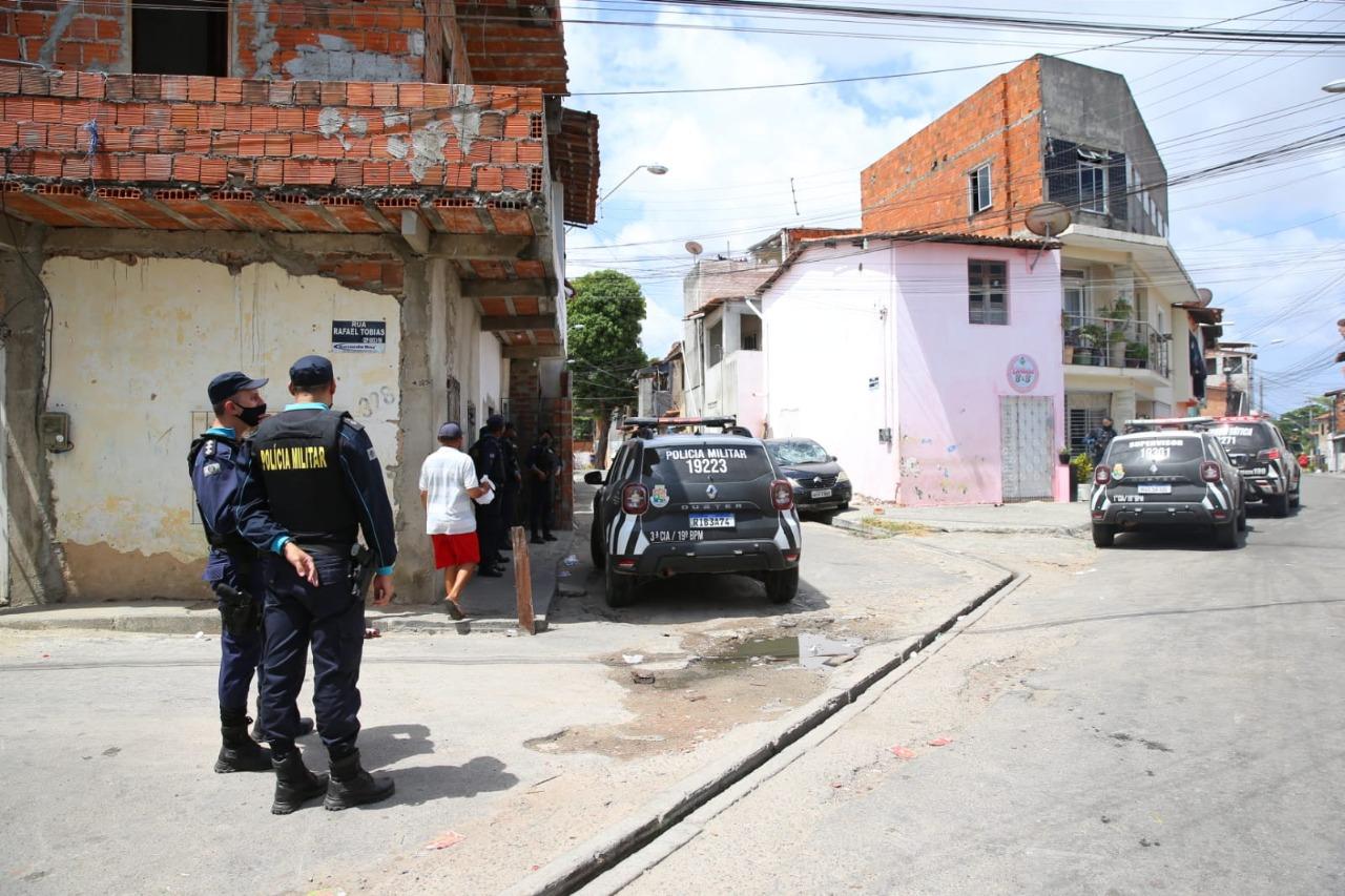 Policiais militares no local onde ocorreu a Chacina da Sapiranga, em Fortaleza, no Ceará