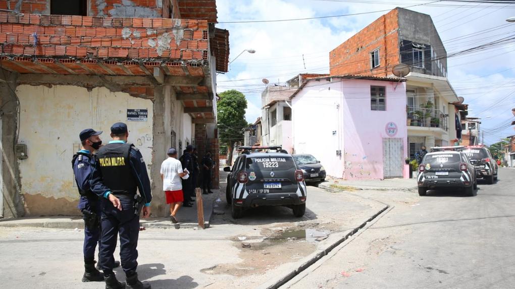 Policiais militares no local onde ocorreu a Chacina da Sapiranga, em Fortaleza, no Ceará