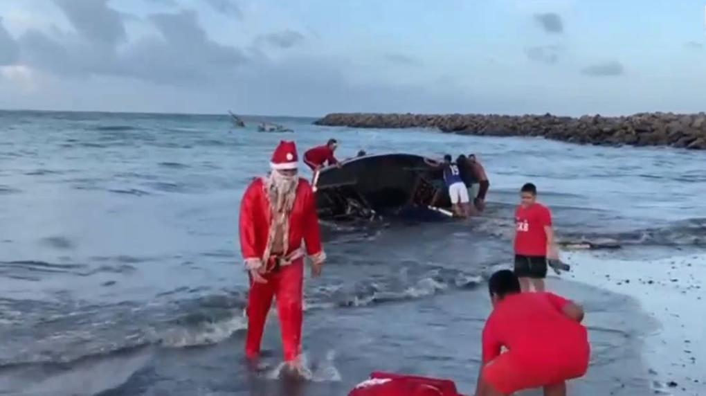Papai Noel é derrubado de jangada por onda enquanto chegava em praia da Barra do Ceará, em Fortaleza