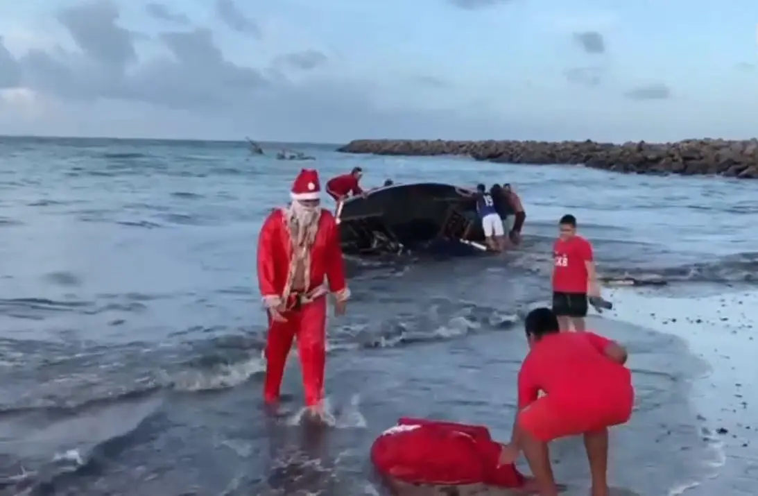 Papai Noel é derrubado de jangada por onda enquanto chegava em praia da Barra do Ceará, em Fortaleza