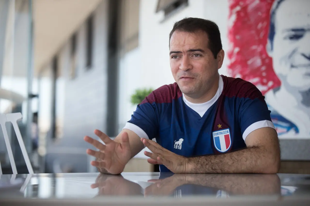 Marcelo Paz com semblante sério em entrevista