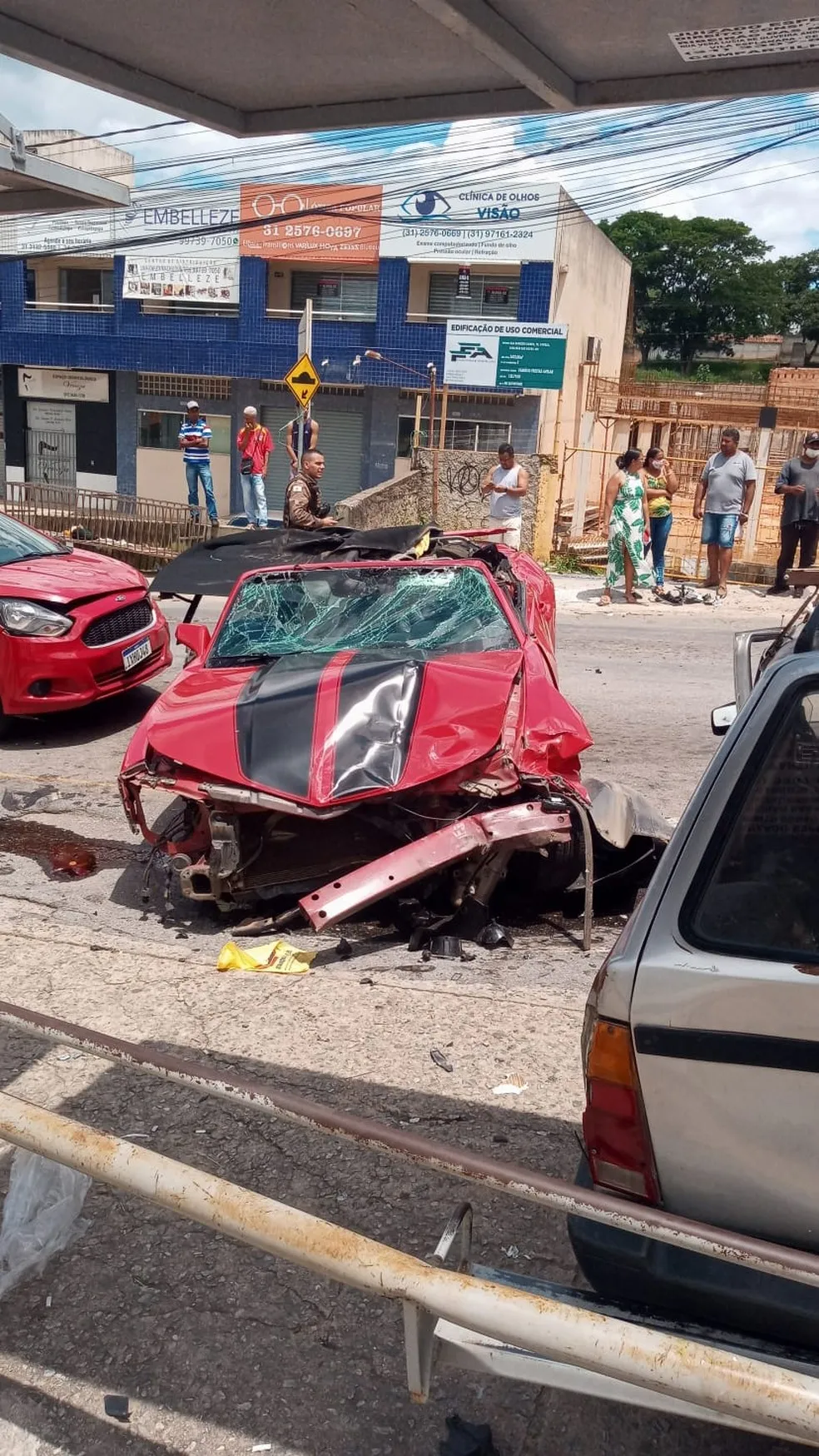 Após ser atingido, Camaro colide com outros cinco carros.