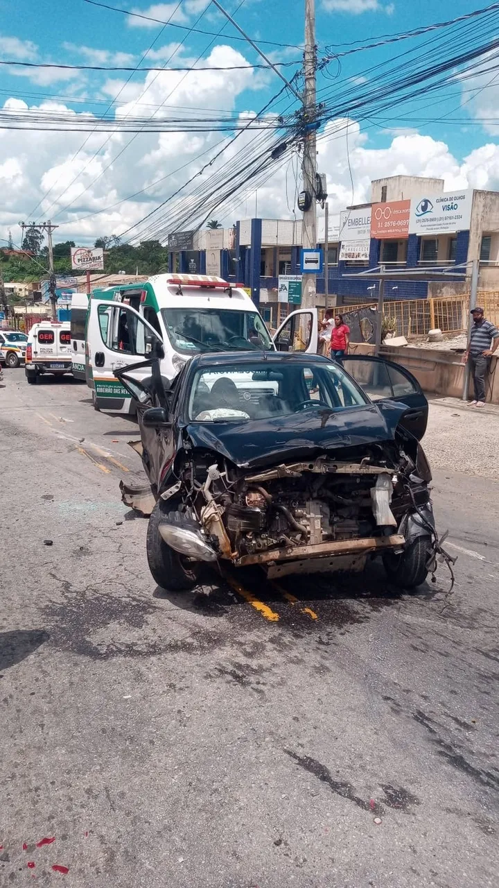 Ao todo, sete veículos foram envolvidos no incidente que deixou pelo menos nove feridos.