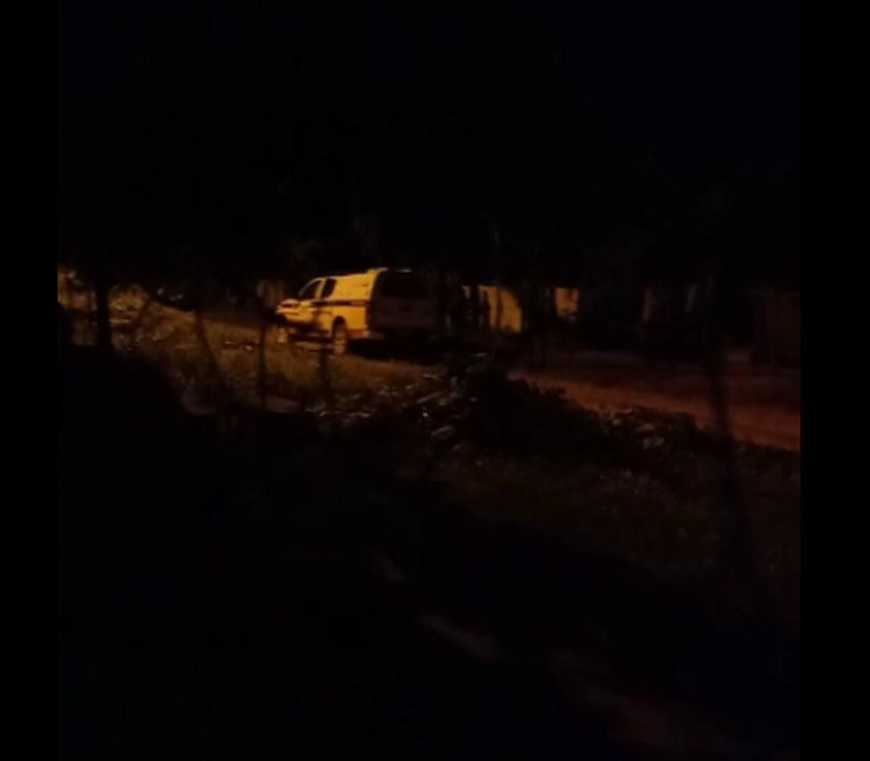 Viatura da polícia estacionada em rua escura onde aconteceu o crime