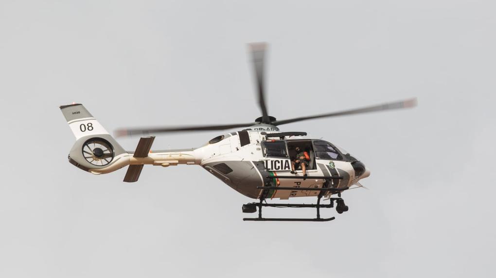 Helicóptero da Ciopaer sobrevoando o bairro Sapiranga, em Fortaleza, onde aconteceu uma chacina que vitimou seis pessoas