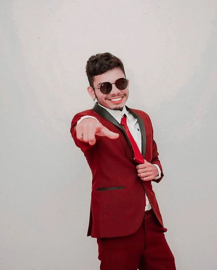 Cantor de forró morre em acidente de carro no interior do Ceará após show