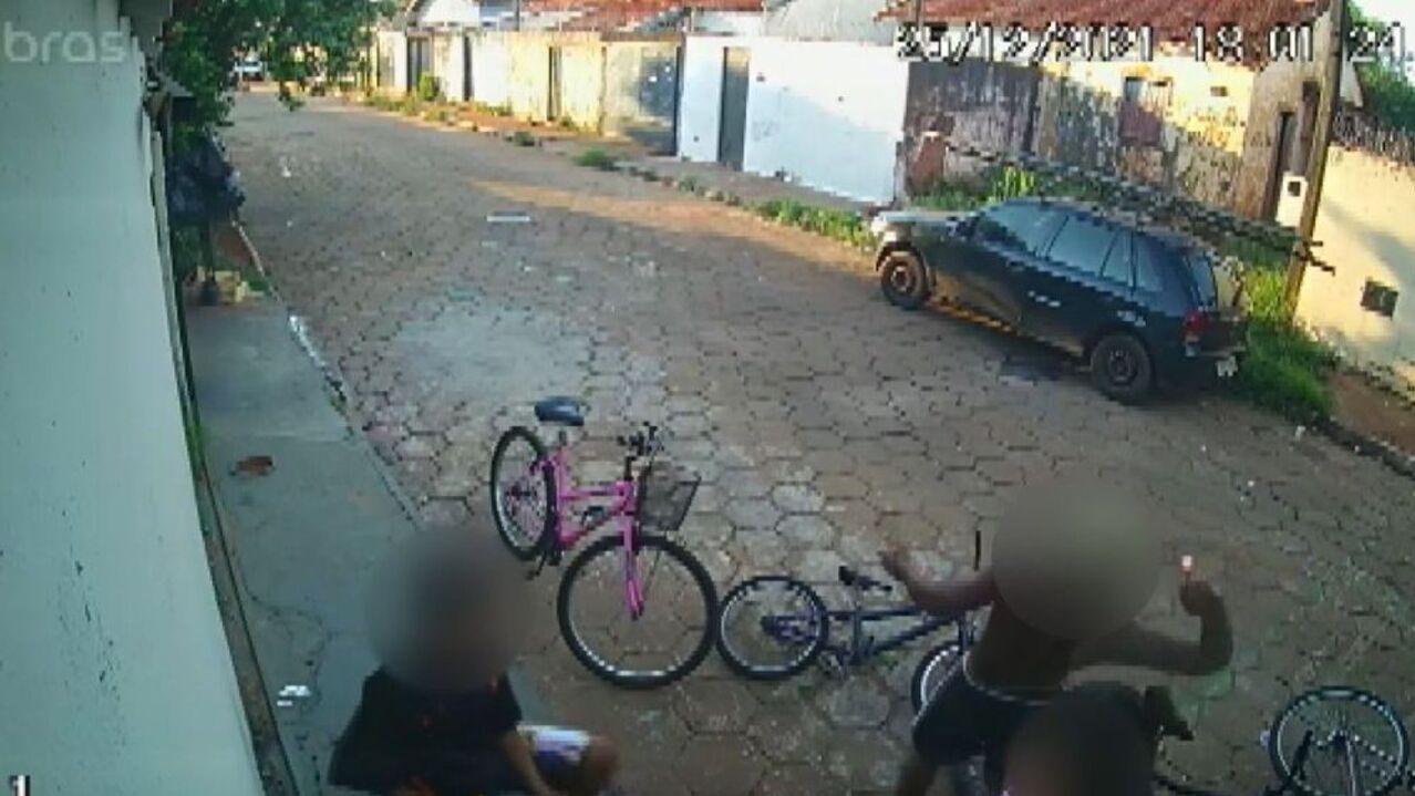 Frame de vídeo que flagra adolescente atirando explosivo em casa de criança em Barretos