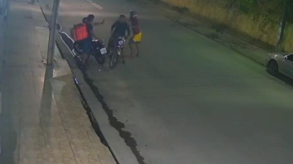 Print de vídeo em que entregador é moto no bairro Planalto Ayrton Senna, em Fortaleza