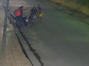 Print de vídeo em que entregador é moto no bairro Planalto Ayrton Senna, em Fortaleza