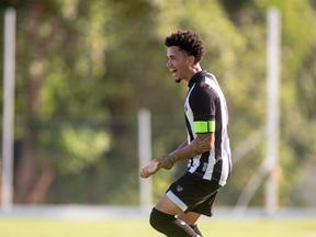 Léo Rafael comemora gol pelo Ceará