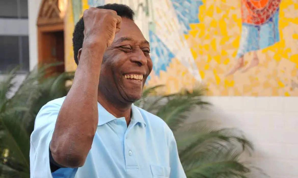 Pelé sorrindo erguendo braço em alusão à vitória