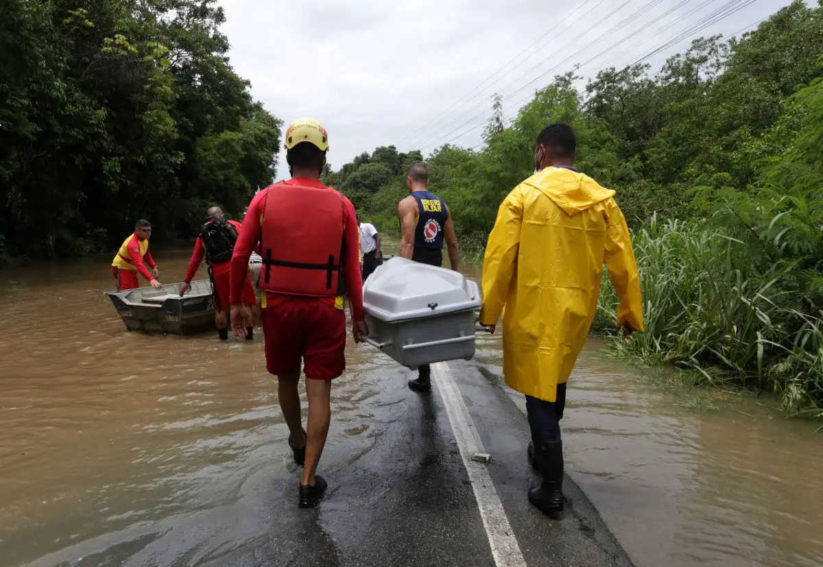 caixão de pessoa morta nas chuvas da bahia