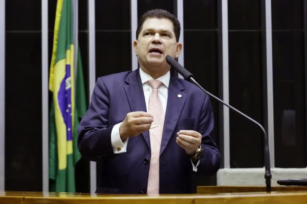 Deputado Mauro Benevides filho discursa no plenário da Câmara dos Deputados