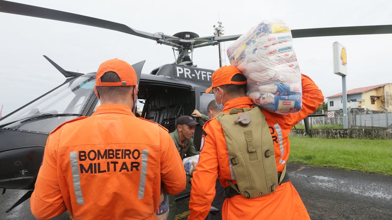 Helicóptero do governo do Rio Grande do Norte ajudando na distribuição de donativos às vítimas