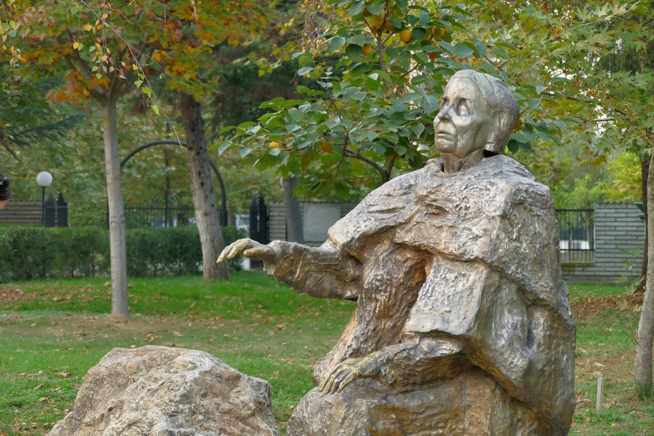 Baba Vanga morreu aos 85 anos vítima de câncer de mama no dia 11 de agosto de 1996. Em Rupite, na Bulgária, há um monumento para homenageá-la