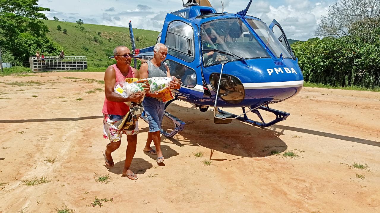 Órgãos de segurança trabalham em conjunto para entregar alimentos em áreas atingidas pelas chuvas na Bahia