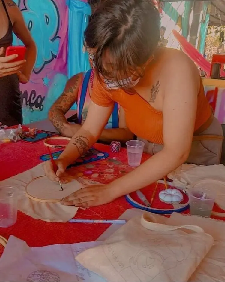 Aula de bordado na Casa Transformar