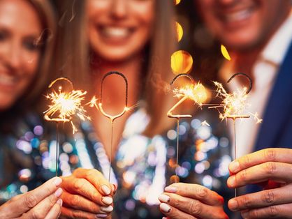 Pessoas comemorando com vela o ano novo de 2022
