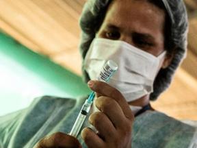 Enfermeira preparando vacina contra a Covid-19