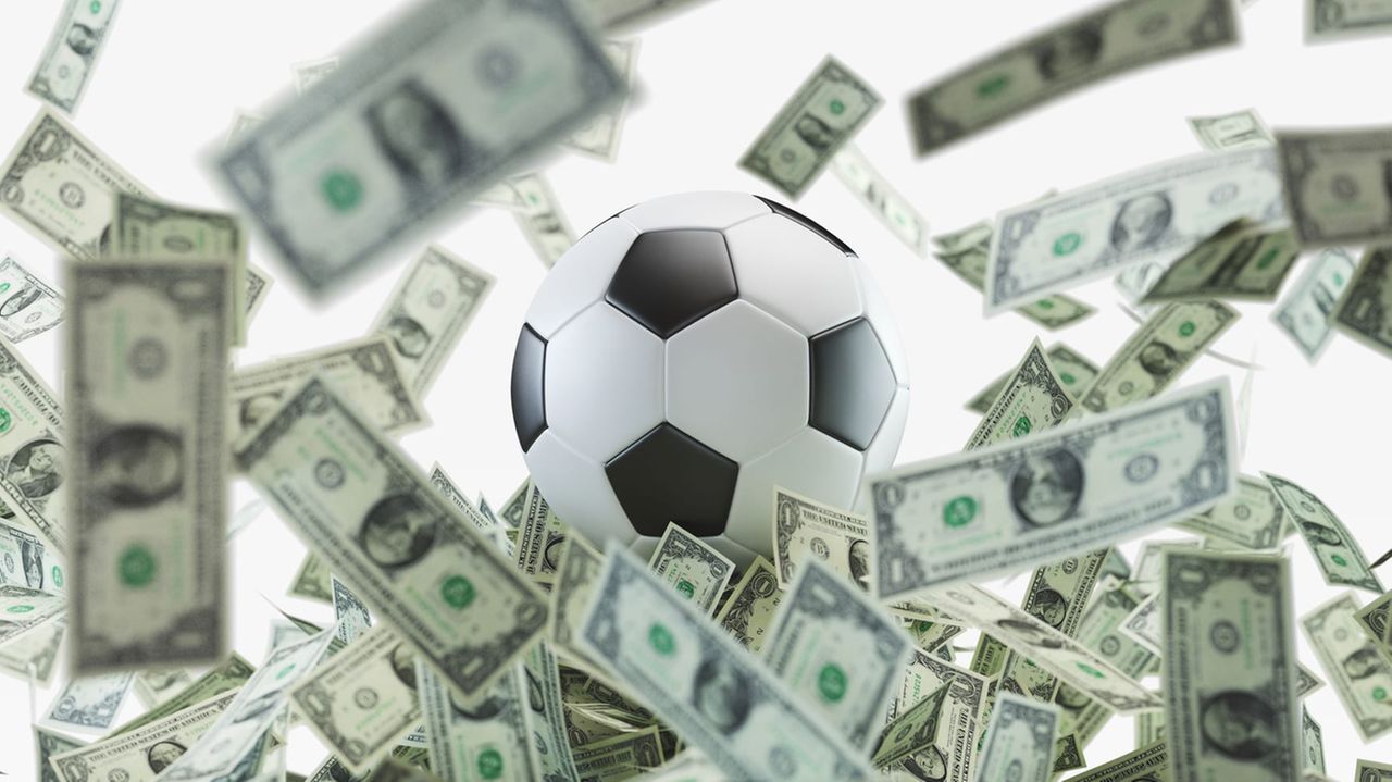 Bola de futebol cercada por dinheiro