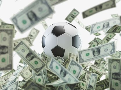 Bola de futebol cercada por dinheiro