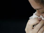 Mulher gripada limpa nariz com lenço branco