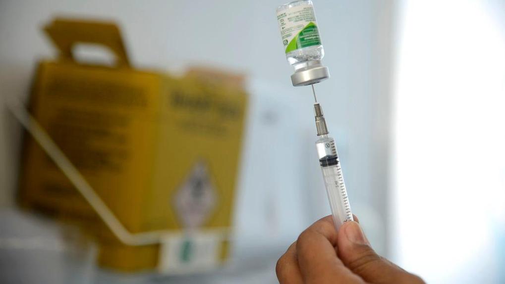 Vacina sendo manuseada por profissional