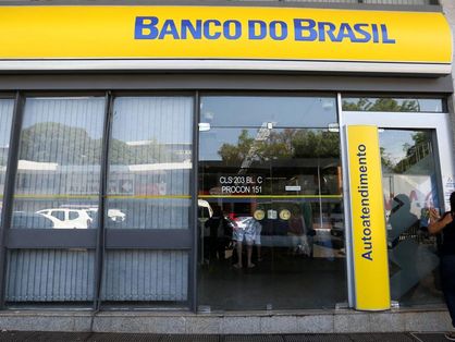 Fachada do Banco do Brasil, com cliente na porta