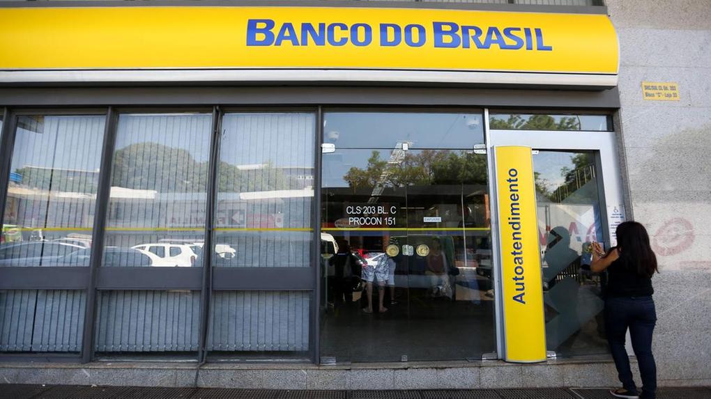 Fachada do Banco do Brasil, com cliente na porta