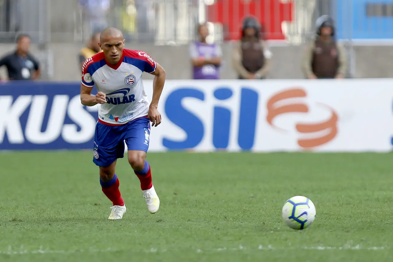 Lateral Nino em campo pelo Bahia