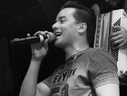Foto de Yago cantando em preto e branco
