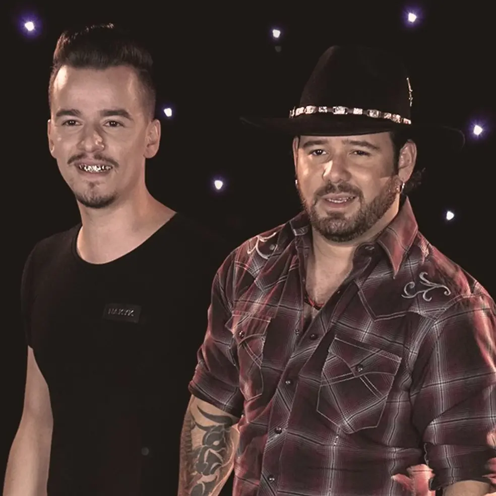 Yago e Santhiago posando para a foto