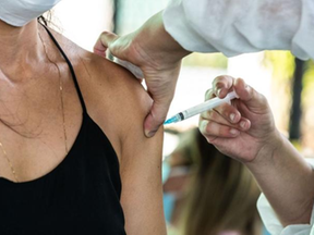Mulher sendo vacinada contra a Covid-19