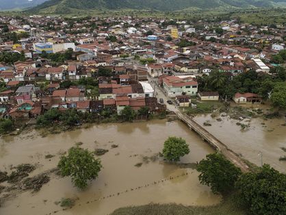 Imagem aérea de casa s inundadas na Bahia após fortes chuvas