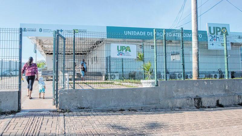 Mulher e criança entram numa Unidade de Pronto Atendimento (UPA) de Fortaleza