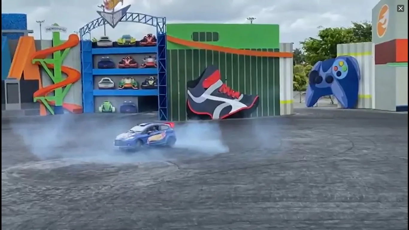 Bolsonaro dirigiu um dos carros do kartódromo do parque fazendo drift