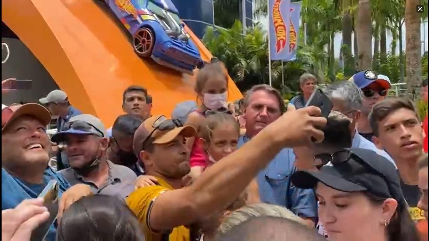 Bolsonaro cercado de pessoas, muitas sem máscara