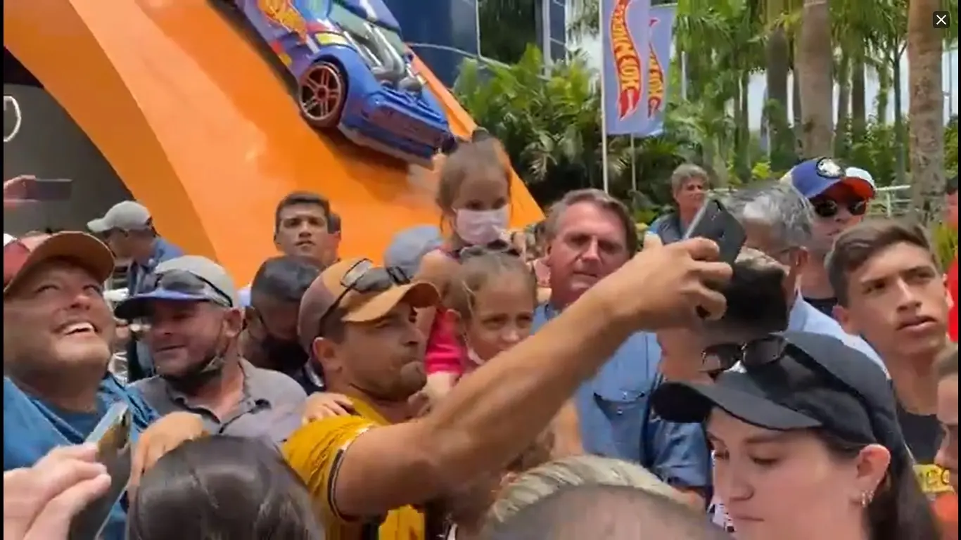 Bolsonaro cercado de pessoas, muitas sem máscara