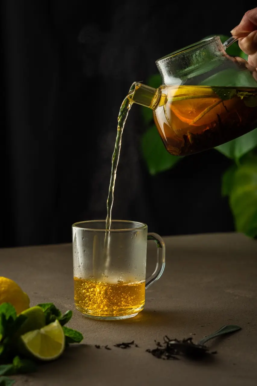 chá caindo do bule para a xícara ainda quente