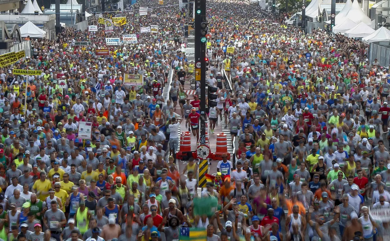 Competidores participando da corrida de São Silvestre
