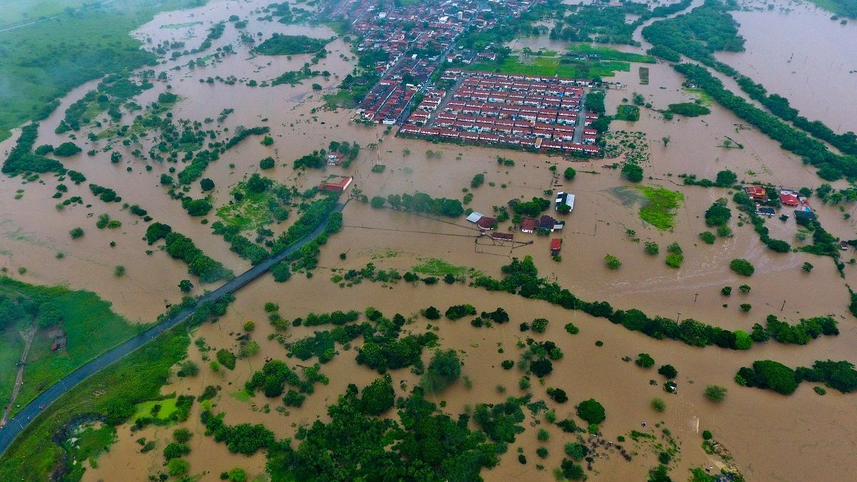 Vista aérea das enchentes causadas por fortes chuvas em Itapetinga, no Sul do Estado
