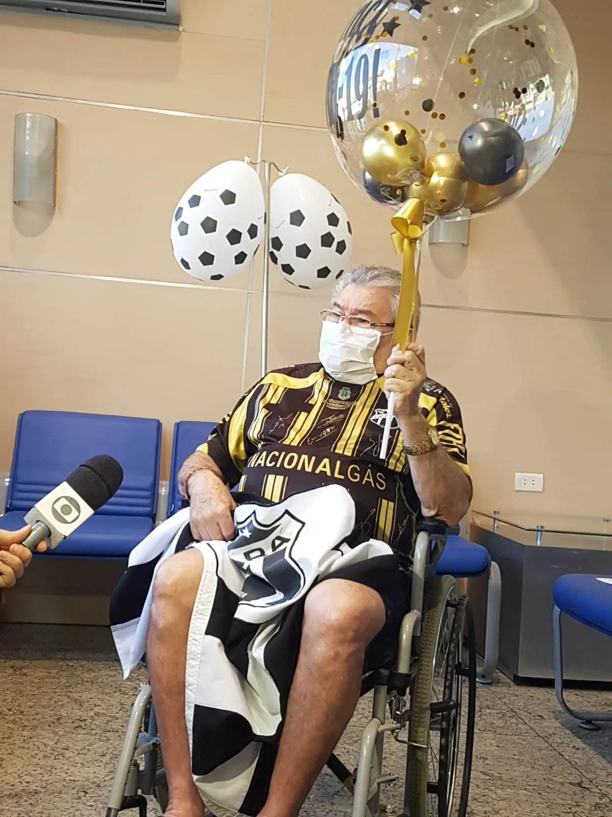 Seu Bibio recebendo a reportagem da TV Cariri