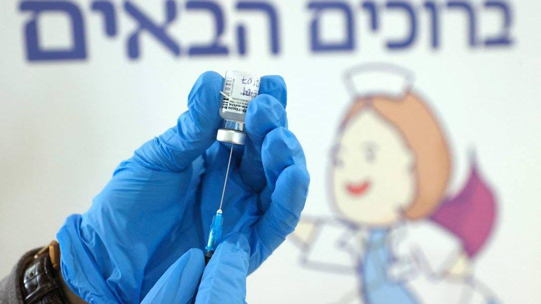 Profissional segura seringa e ampola de vacina anticovid