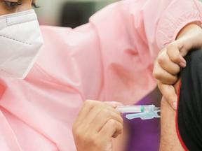 Profissional aplica vacina em paciente de Fortaleza