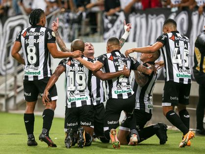Jogadores do Ceará comemoram gol diante do Corinthians na Série A