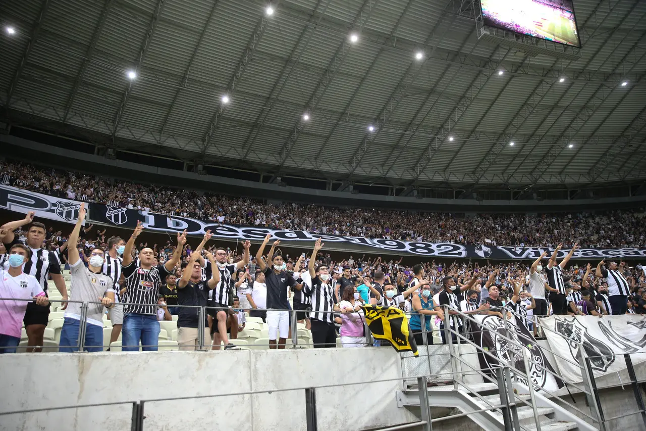 Torcida do Ceará na arquibancada do Castelão